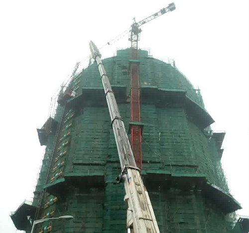 阜新吊车在工地上作业